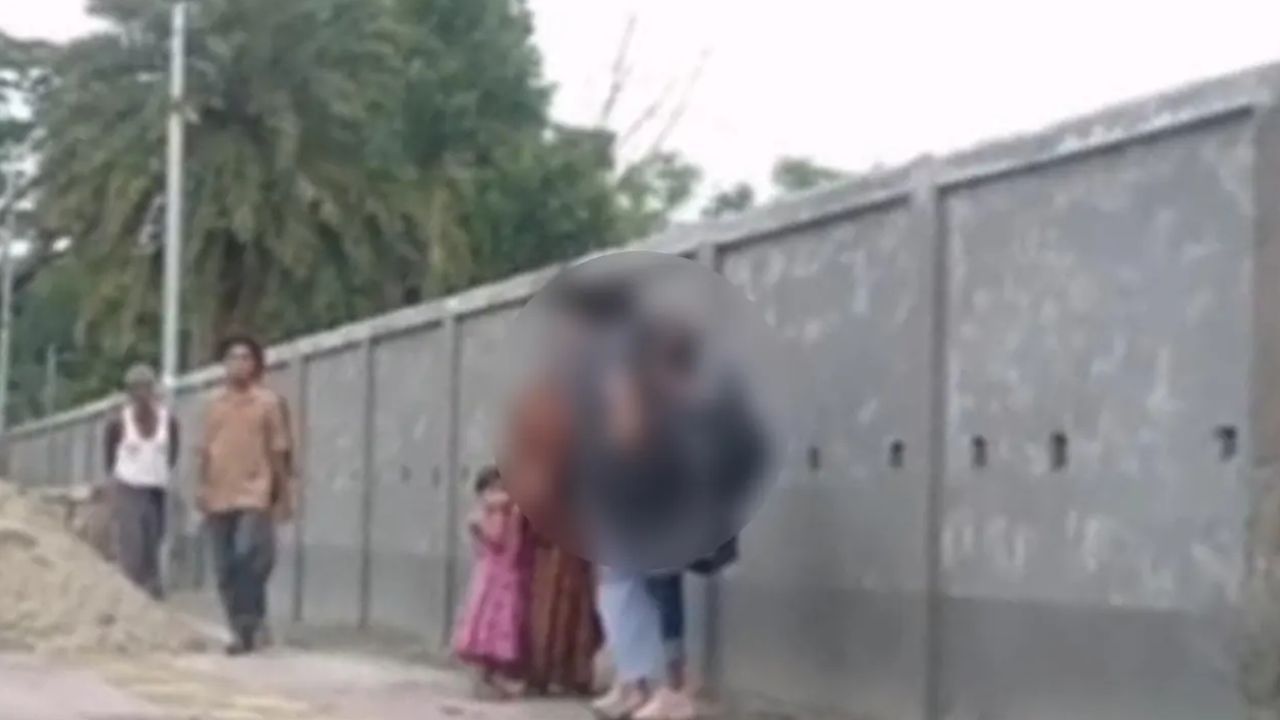 ‘চিনোস আমারে, ফেসটা দেখছোস আমি কেডা’: জামালপুরে রাস্তায় প্রকাশ্যে মারামারি